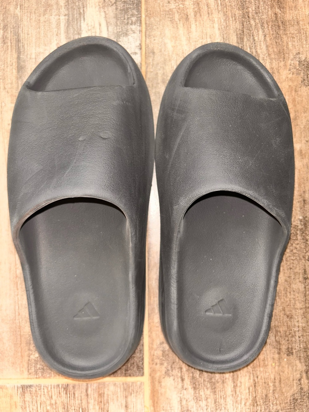 Men’s Slate Gray Adidas Yeezy Slides - Picture 4 of 8